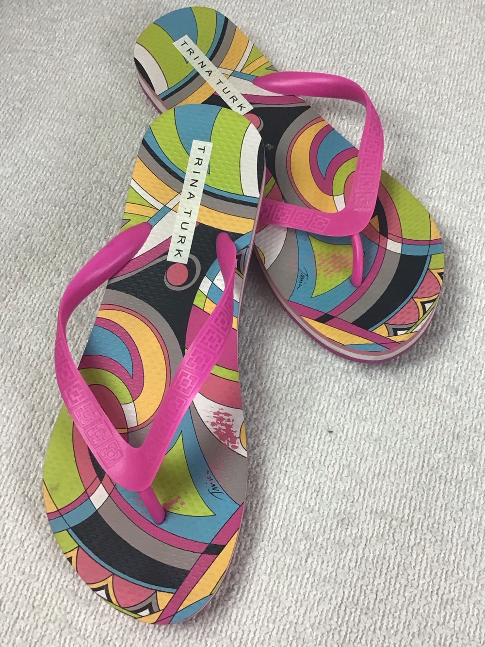 Trina Turk flip-flops bright multi-colored abstract print hot pink Sz 8